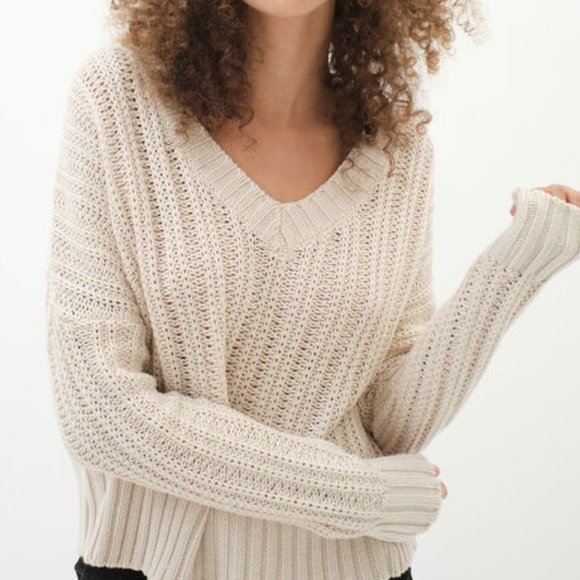 Aeropostale Sweaters - NWT AERO CREAM V-NECK SWEATER